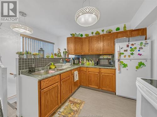 1054 Oak Street, Windsor, ON - Indoor Photo Showing Kitchen