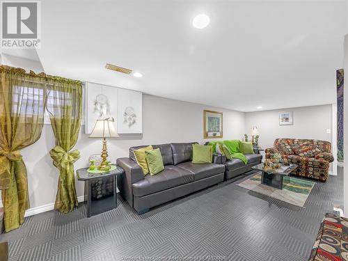 1054 Oak Street, Windsor, ON - Indoor Photo Showing Living Room