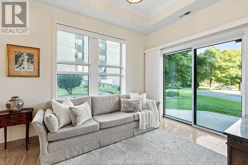 4789 Riverside Drive East Unit# 101, Windsor, ON - Indoor Photo Showing Living Room