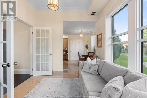 4789 Riverside Drive East Unit# 101, Windsor, ON - Indoor Photo Showing Living Room