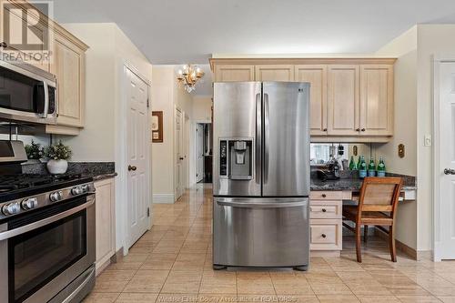 4789 Riverside Drive East Unit# 101, Windsor, ON - Indoor Photo Showing Kitchen