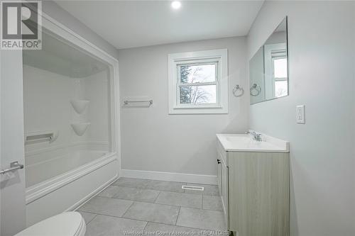 131 Alma Unit# A & B, Amherstburg, ON - Indoor Photo Showing Bathroom