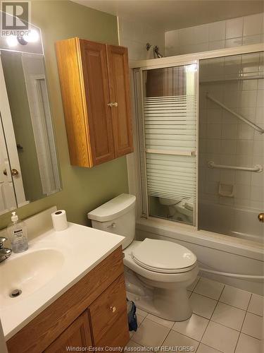 75 Riverside East Unit# 1707, Windsor, ON - Indoor Photo Showing Bathroom