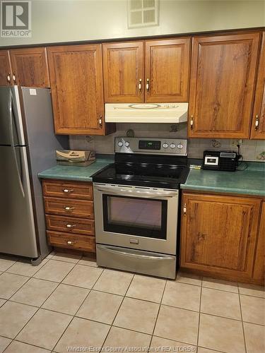 75 Riverside East Unit# 1707, Windsor, ON - Indoor Photo Showing Kitchen