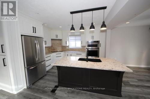 123 Kerwood Drive, Cambridge, ON - Indoor Photo Showing Kitchen With Upgraded Kitchen