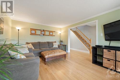 370 Duvernay Drive, Orleans - Cumberland And Area (1104 - Queenswood Heights South), ON - Indoor Photo Showing Living Room