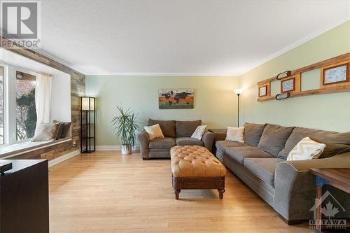 370 Duvernay Drive, Orleans - Cumberland And Area (1104 - Queenswood Heights South), ON - Indoor Photo Showing Living Room