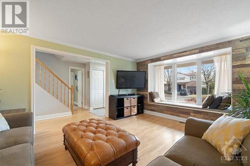 370 Duvernay Drive, Orleans - Cumberland And Area (1104 - Queenswood Heights South), ON - Indoor Photo Showing Living Room