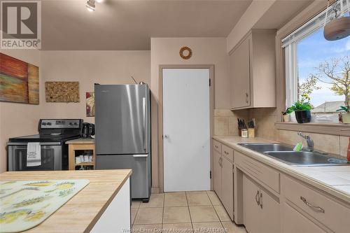 980 Ypres, Windsor, ON - Indoor Photo Showing Kitchen With Double Sink