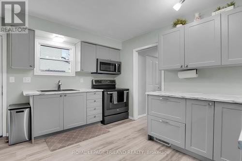 Very functional kitchen! - 1315 Jalna Boulevard, London, ON - Indoor Photo Showing Kitchen