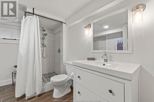 1379 Victoria Avenue, Windsor, ON - Indoor Photo Showing Bathroom