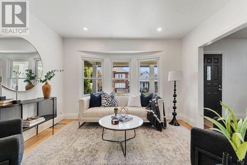 1373 Dougall Avenue, Windsor, ON - Indoor Photo Showing Living Room