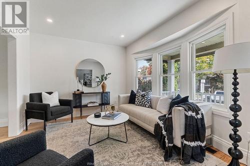 1373 Dougall Avenue, Windsor, ON - Indoor Photo Showing Living Room