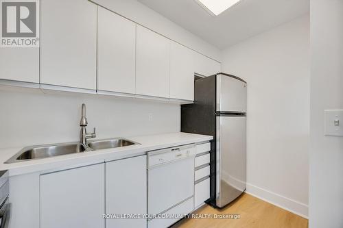 902 - 1901 Yonge Street, Toronto, ON - Indoor Photo Showing Kitchen With Double Sink