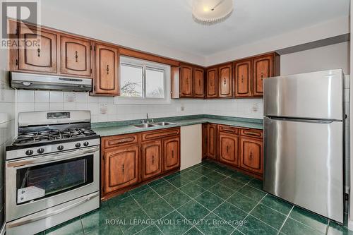 894 Strasburg Road, Kitchener, ON - Indoor Photo Showing Kitchen With Double Sink