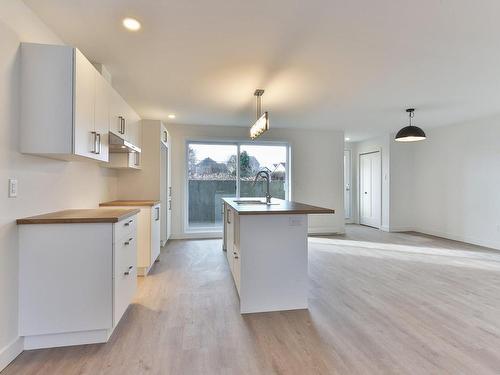 Cuisine - 2-392 Boul. D'Iberville, Saint-Jean-Sur-Richelieu, QC - Indoor Photo Showing Kitchen