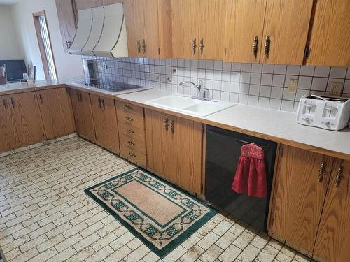 7 Lakeview Drive, Terrace Bay, ON - Indoor Photo Showing Kitchen With Double Sink