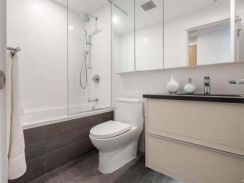 2303-777 Herald St, Victoria, BC - Indoor Photo Showing Bathroom