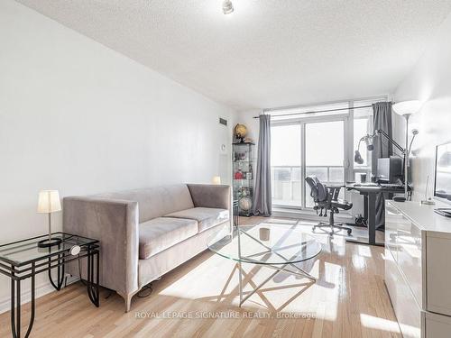 909-1 Rean Dr, Toronto, ON - Indoor Photo Showing Living Room