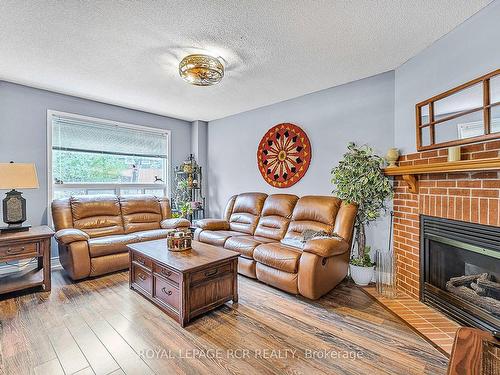 31 Cady Crt, Aurora, ON - Indoor Photo Showing Living Room With Fireplace