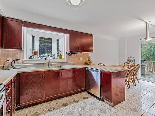 31 Cady Crt, Aurora, ON - Indoor Photo Showing Kitchen With Double Sink