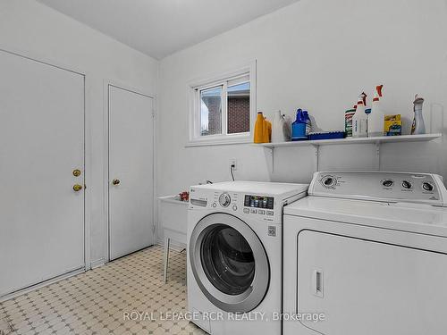 31 Cady Crt, Aurora, ON - Indoor Photo Showing Laundry Room