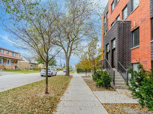 57-68 Winston Park Blvd, Toronto, ON - Outdoor