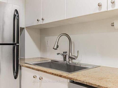 57-68 Winston Park Blvd, Toronto, ON - Indoor Photo Showing Kitchen