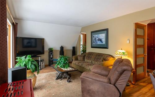 7680 Mountain Drive, Anglemont, BC - Indoor Photo Showing Living Room