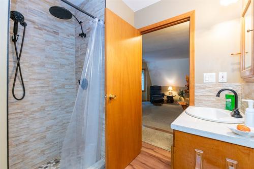 7680 Mountain Drive, Anglemont, BC - Indoor Photo Showing Bathroom