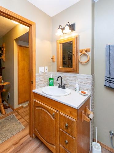 7680 Mountain Drive, Anglemont, BC - Indoor Photo Showing Bathroom