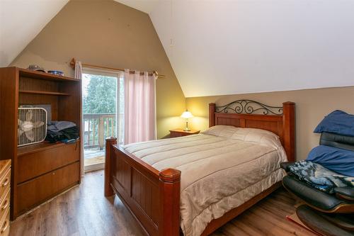 7680 Mountain Drive, Anglemont, BC - Indoor Photo Showing Bedroom