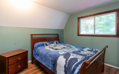 7680 Mountain Drive, Anglemont, BC - Indoor Photo Showing Bedroom