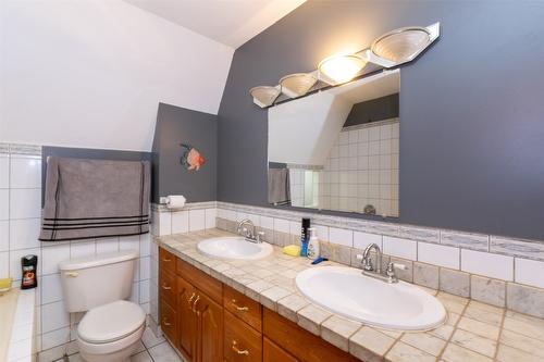 7680 Mountain Drive, Anglemont, BC - Indoor Photo Showing Bathroom