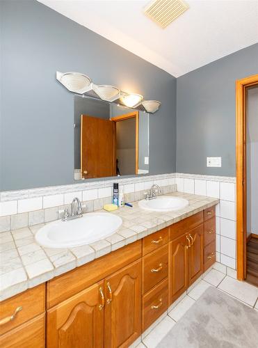 7680 Mountain Drive, Anglemont, BC - Indoor Photo Showing Bathroom