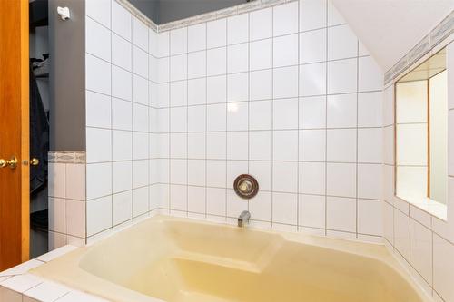 7680 Mountain Drive, Anglemont, BC - Indoor Photo Showing Bathroom