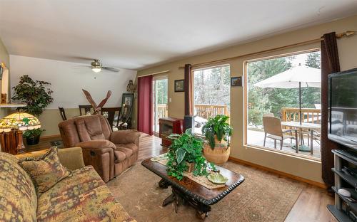 7680 Mountain Drive, Anglemont, BC - Indoor Photo Showing Living Room