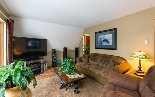 7680 Mountain Drive, Anglemont, BC - Indoor Photo Showing Living Room