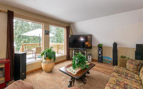 7680 Mountain Drive, Anglemont, BC - Indoor Photo Showing Living Room