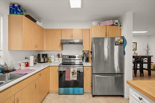 314-563 Yates Road, Kelowna, BC - Indoor Photo Showing Kitchen