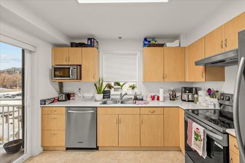 314-563 Yates Road, Kelowna, BC - Indoor Photo Showing Kitchen With Double Sink