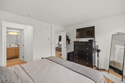 314-563 Yates Road, Kelowna, BC - Indoor Photo Showing Bedroom