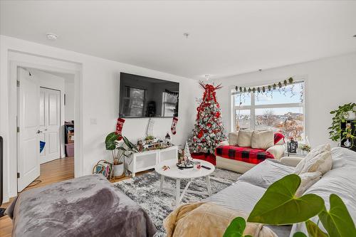 314-563 Yates Road, Kelowna, BC - Indoor Photo Showing Living Room