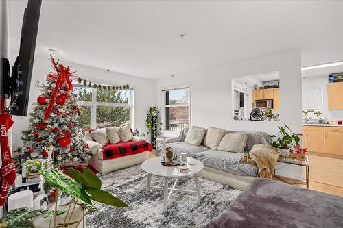 314-563 Yates Road, Kelowna, BC - Indoor Photo Showing Living Room