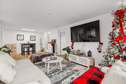 314-563 Yates Road, Kelowna, BC - Indoor Photo Showing Living Room