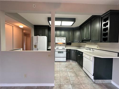 409-284 Yorkton Avenue, Penticton, BC - Indoor Photo Showing Kitchen