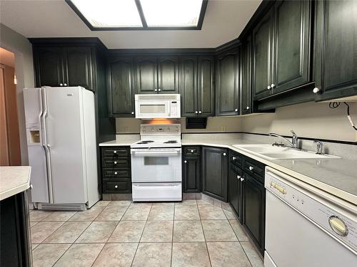 409-284 Yorkton Avenue, Penticton, BC - Indoor Photo Showing Kitchen