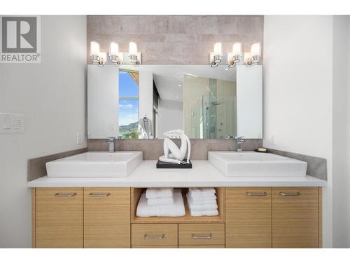 1737 Scott Crescent, West Kelowna, BC - Indoor Photo Showing Bathroom