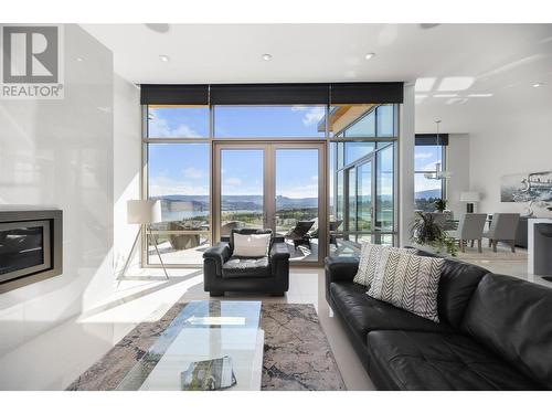 1737 Scott Crescent, West Kelowna, BC - Indoor Photo Showing Living Room