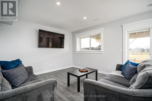 7545 County Rd 9 Road, Greater Napanee, ON - Indoor Photo Showing Living Room